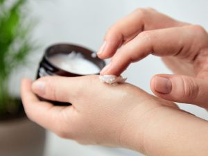 Fabrication d'un baume à base de plantes médicinales