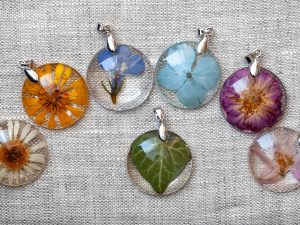 Bijoux de plantes séchées en résine